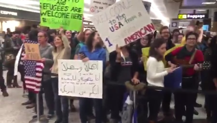 מפגינים בשדה התעופה בארה"ב