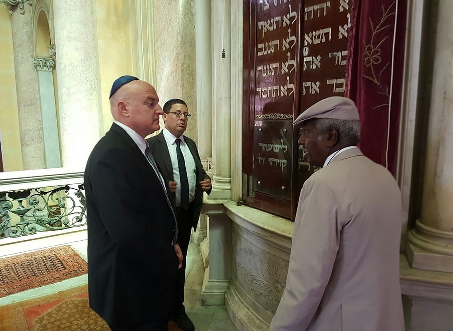 השגריר גוברין בביקור בבית הכנסת באלכסנדריה