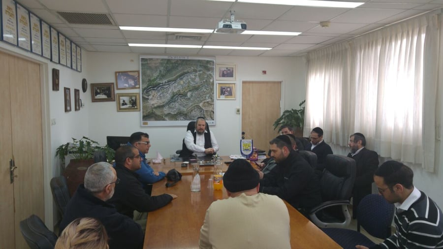 ישיבת ההיערכות המשותפת עם נציגי ישובי האזור, בלשכת ראש עיריית ביתר