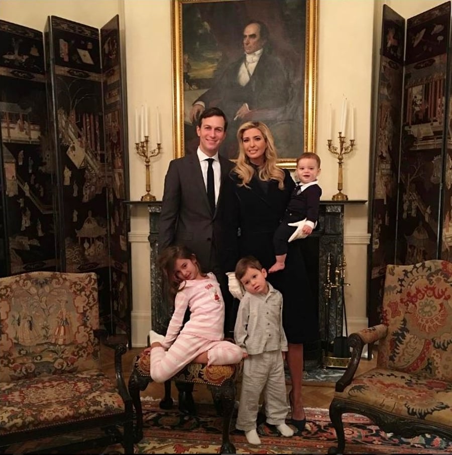 משפחת קושנר באחד מחדרי הבית הלבן