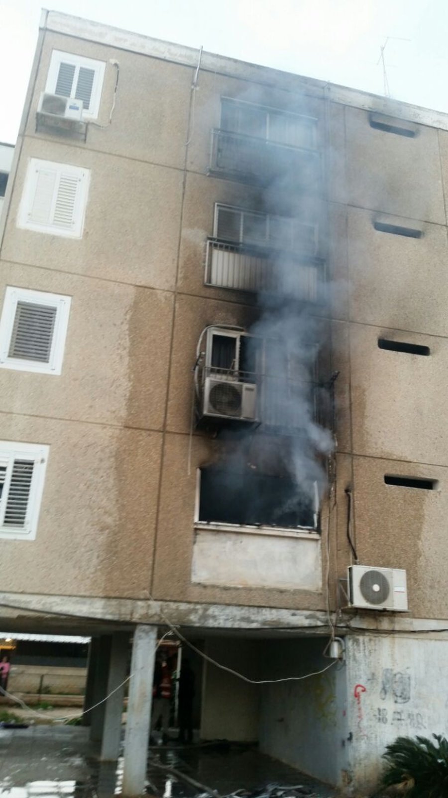שריפה פרצה בבניין בדימונה: 21 נפצעו