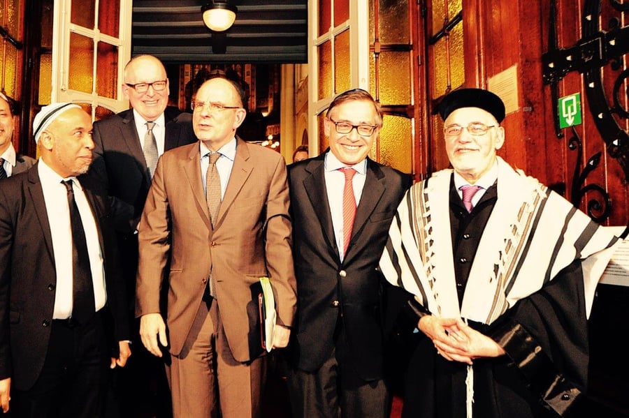 הרב גיגי עם ר"מ בלגיה, בפתח ביהכ"נ הגדול בבריסל