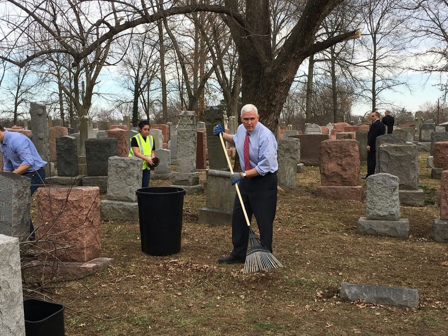 עם כפפות: סגן נשיא ארה"ב ניקה את בית הקברות שחולל