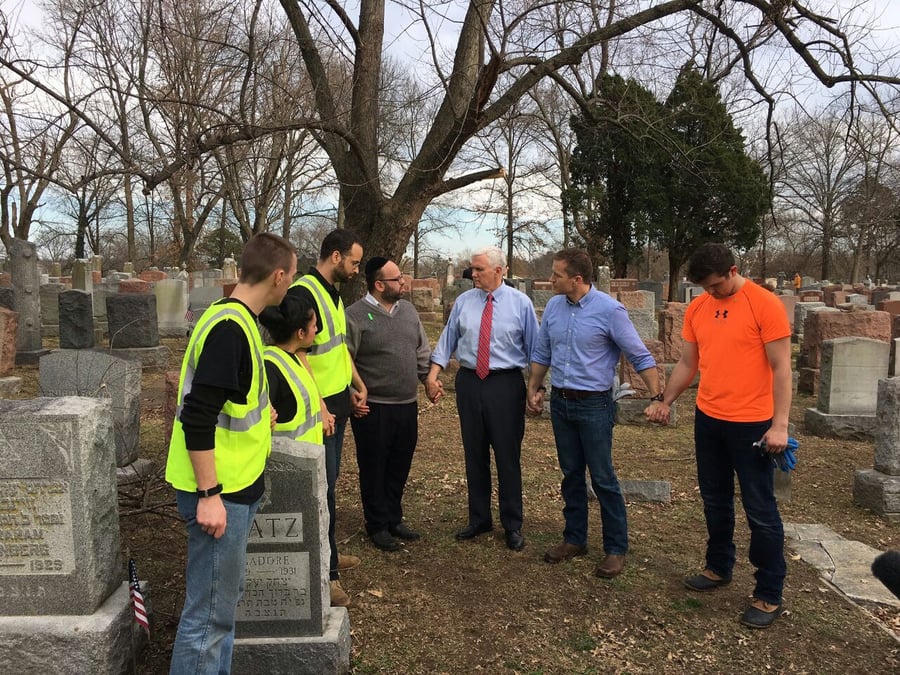 עם כפפות: סגן נשיא ארה"ב ניקה את בית הקברות שחולל