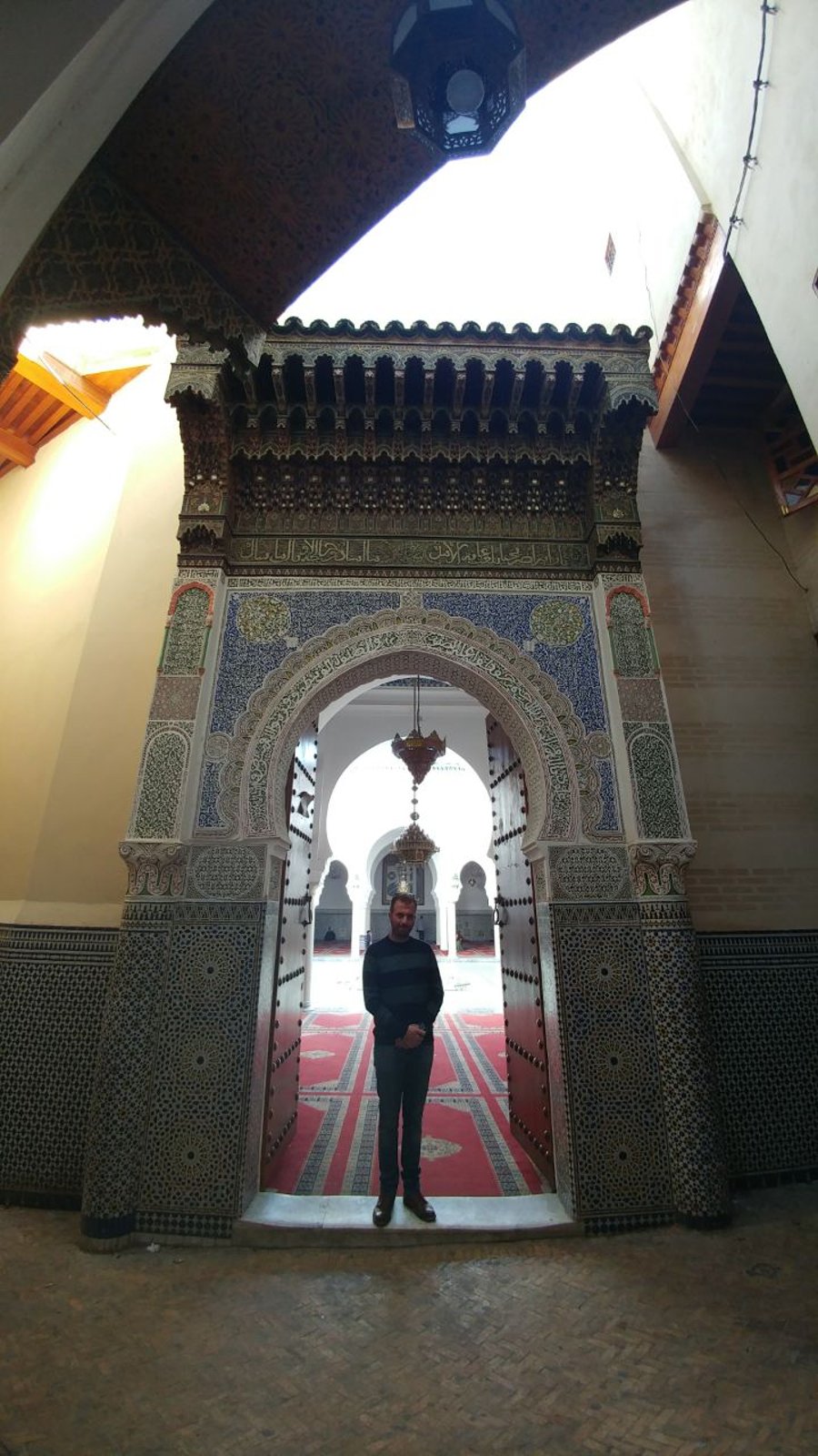 בכניסה לקברו של אחד ממלכי מרוקו