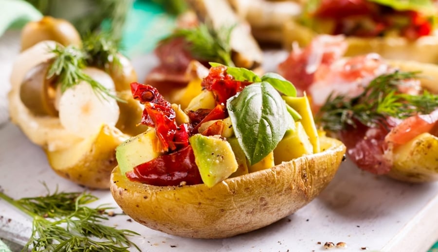 סירות תפוחי אדמה במילוי ירקות מוקפצים