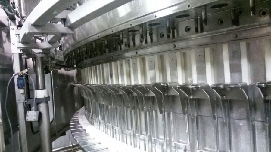 כך מכשירים את פס הייצור של הסודה במפעל 'טמפו' לפני פסח