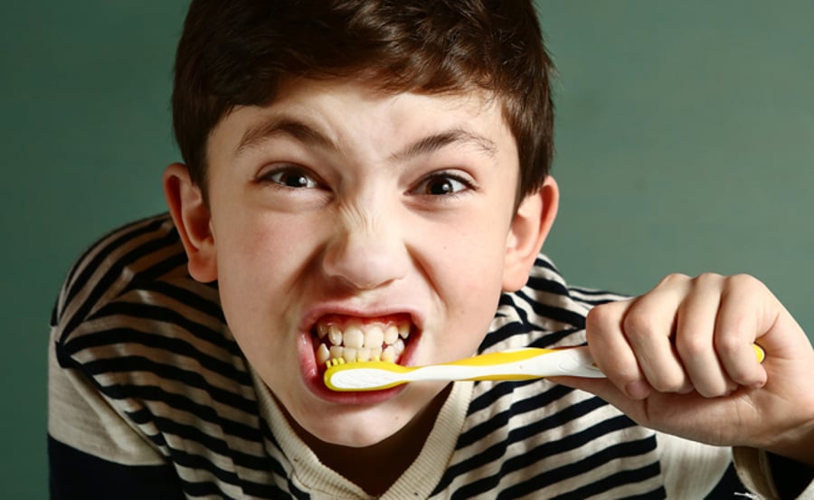 ילד מצחצח שיניים. ארכיון