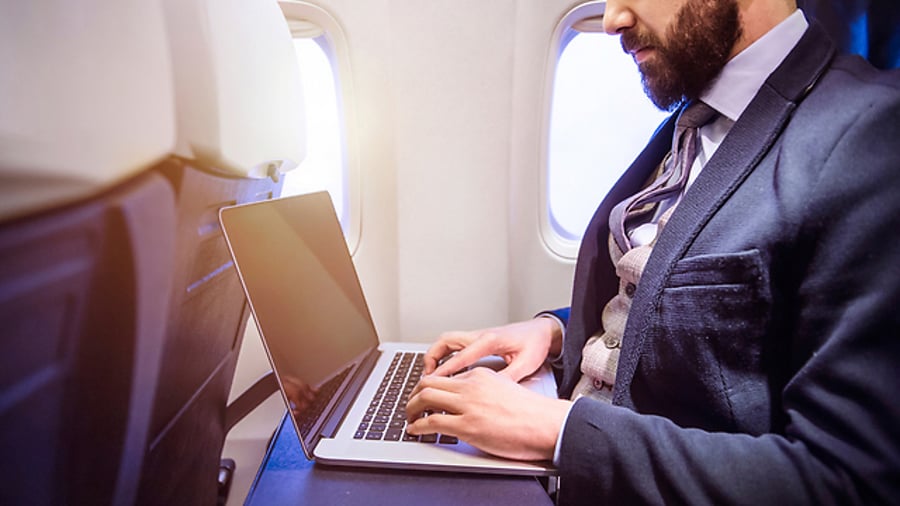 מחשב נייד בטיסה