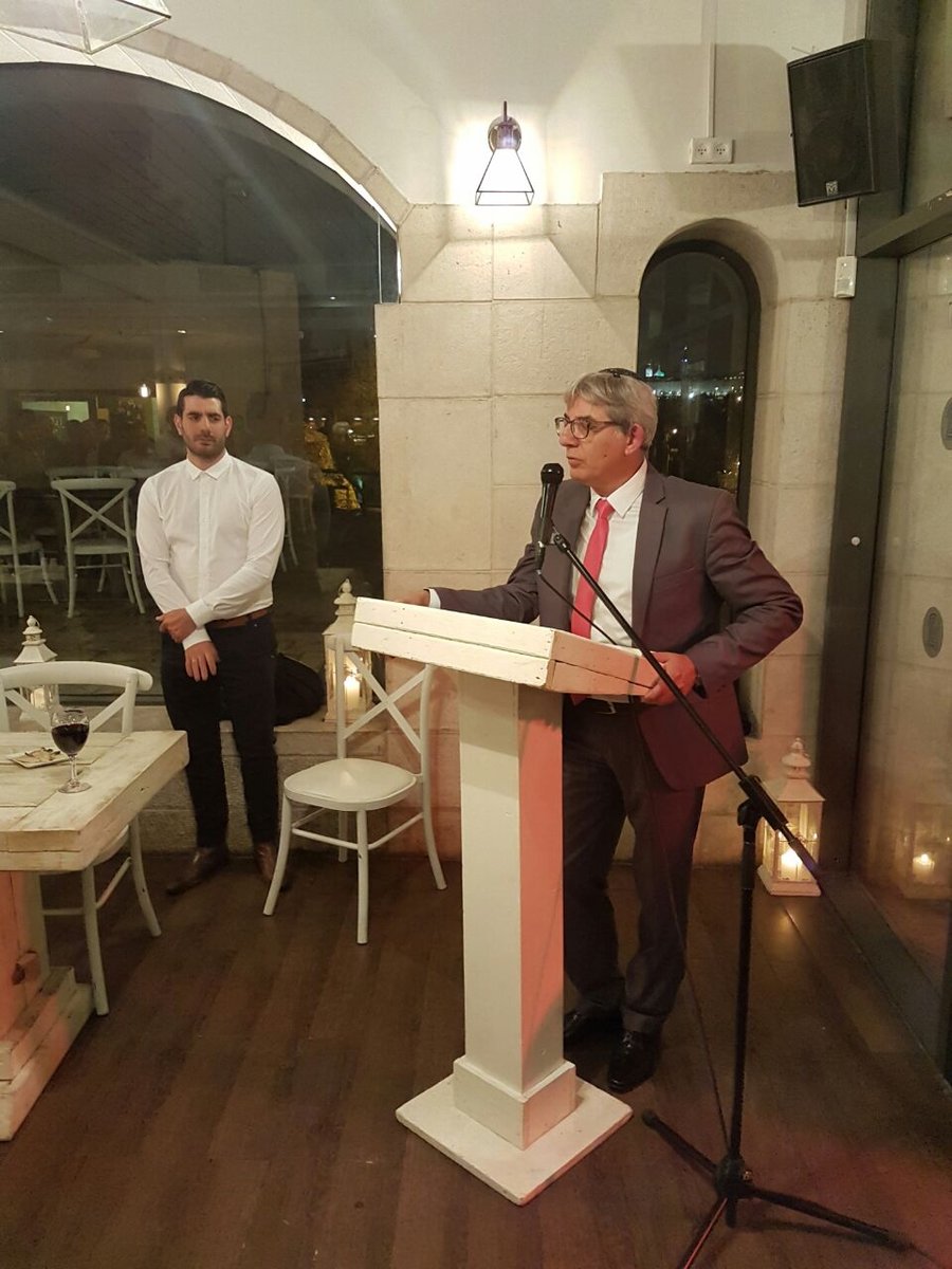 רגע לפני הפסח, סגן ראש עיריית ירושלים בהרמת כוסית