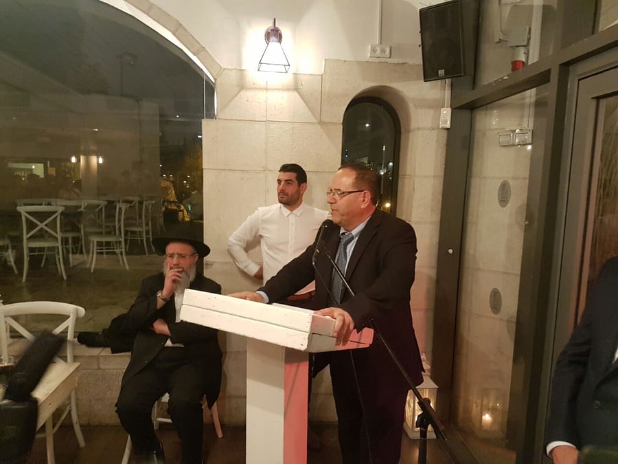 רגע לפני הפסח, סגן ראש עיריית ירושלים בהרמת כוסית