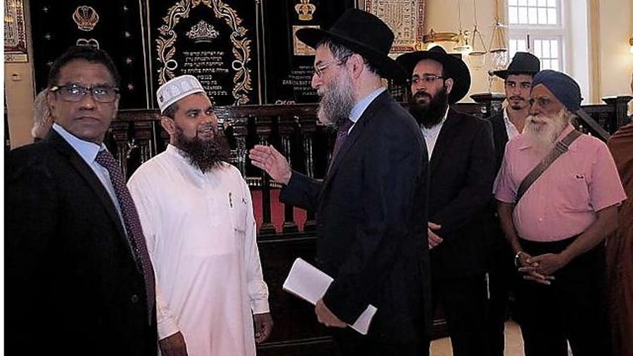 הרב אברג'יל עם האימאם ג'מאיל בבית הכנסת