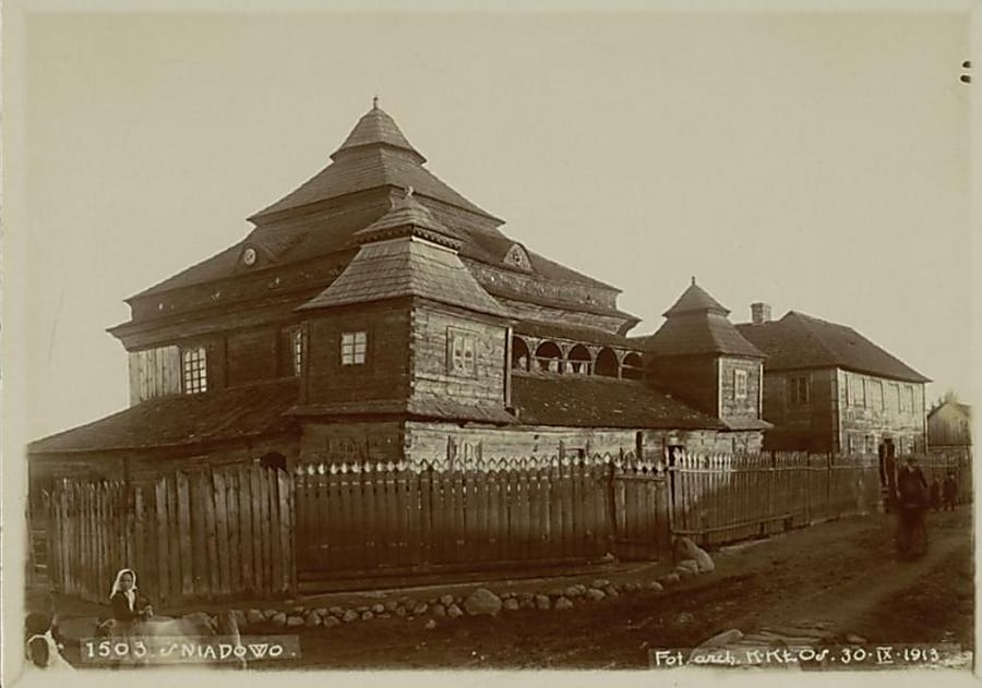 חזית בית הכנסת