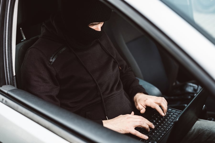 גנבו מרצדס בעזרת... מחשב נייד