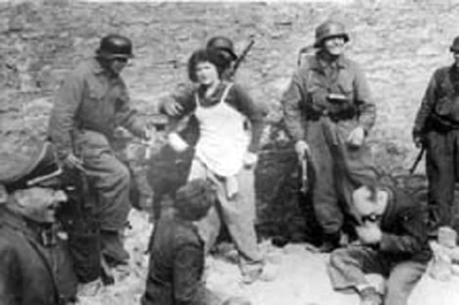 חיילים גרמנים שולפים יהודים שהתחבאו בתוך בונקר בגטו וורשה בו אירע המרד