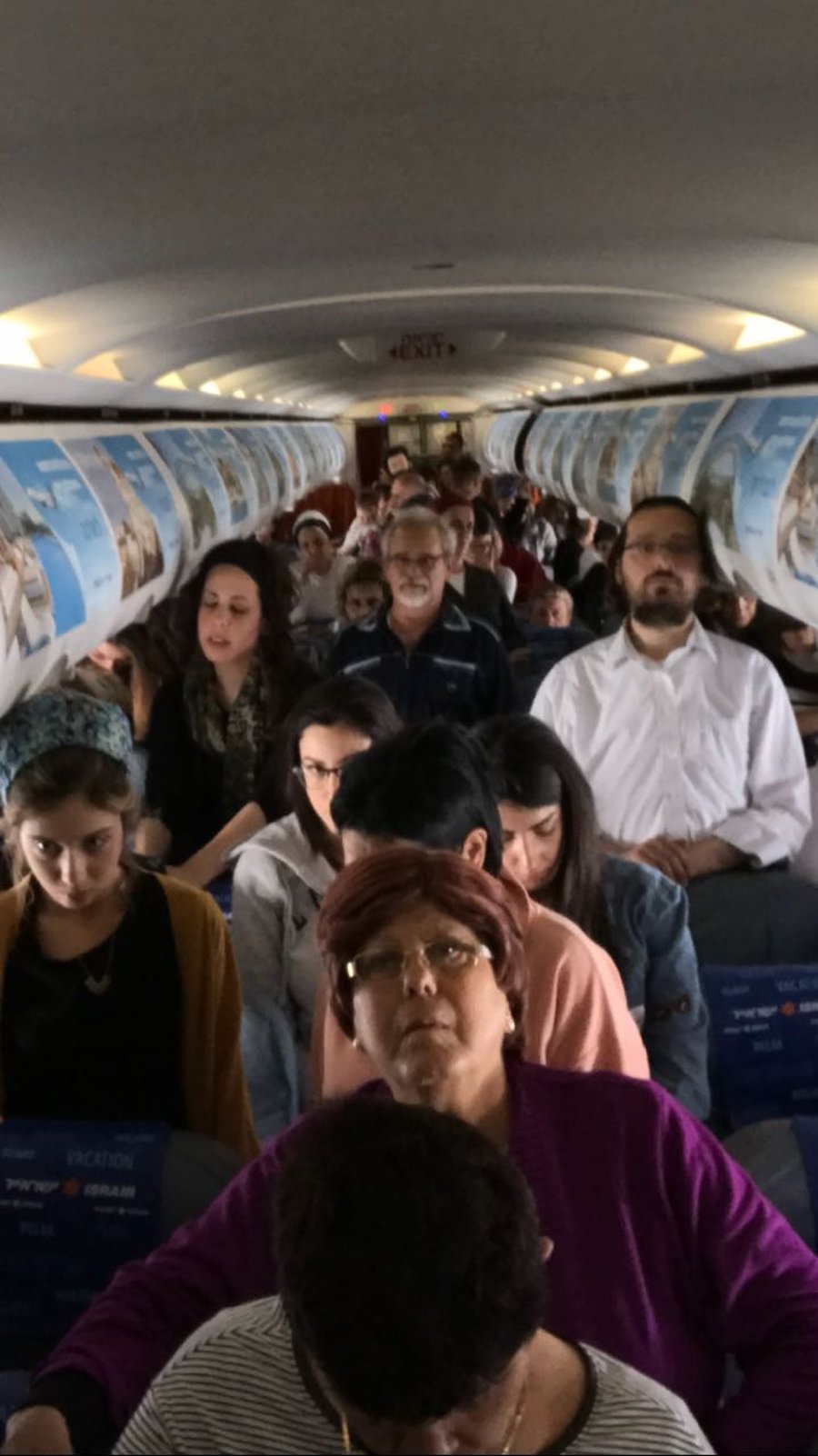 הנוסעים עומדים במהלך הטיסה