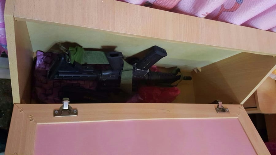 רובה אם-16 הוטמן במיטת הילדים • תיעוד