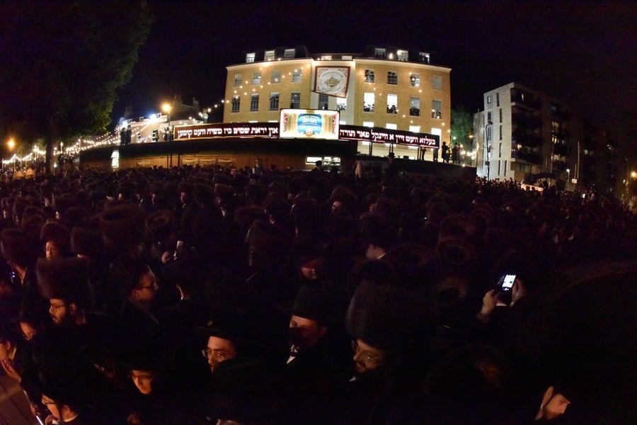 לונדון: 15 אלף איש בהדלקה של האדמו"ר מבעלזא