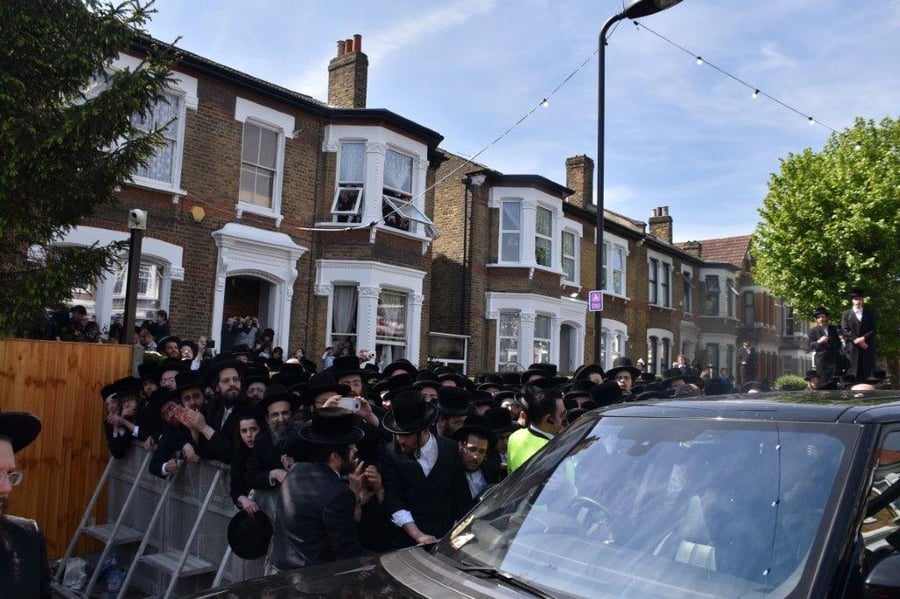 לונדון: 15 אלף איש בהדלקה של האדמו"ר מבעלזא