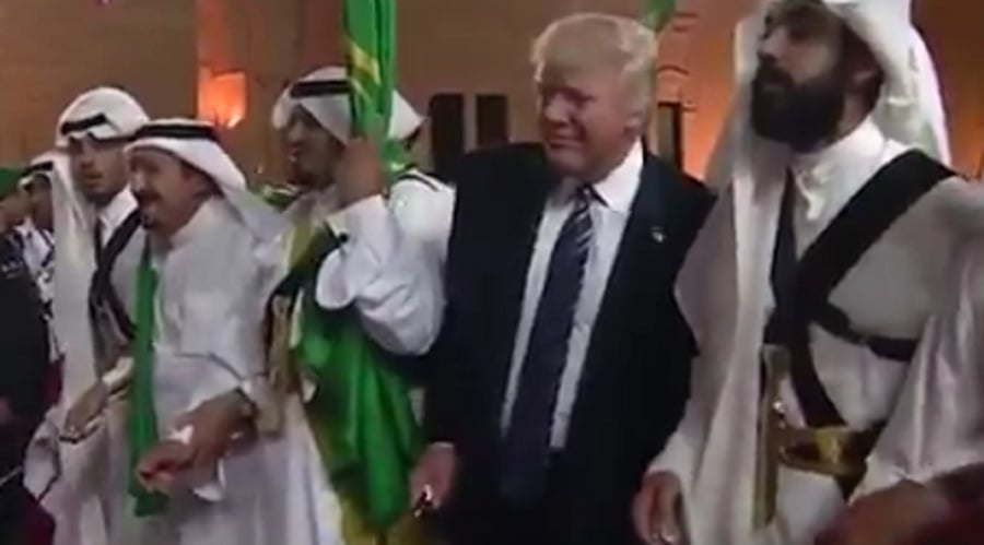 טראמפ רוקד ב"מחול החרבות" עם שליטי סעודיה. צפו