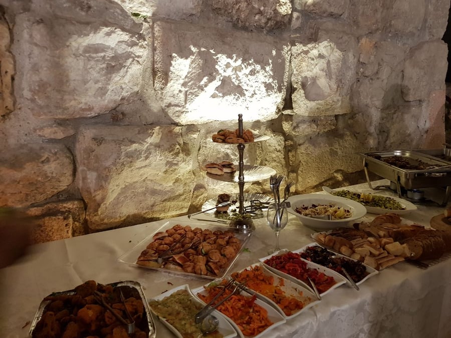 המאכלים עבור שאר האורחים, בהכשר בד"ץ בית יוסף