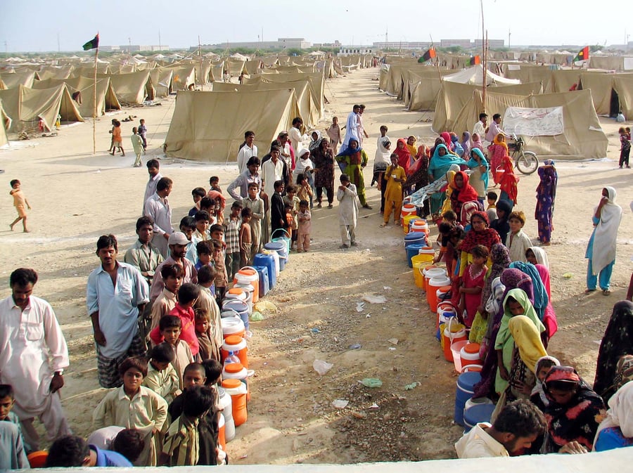 אזרחים פקיסטנים בתור לחלוקת מים