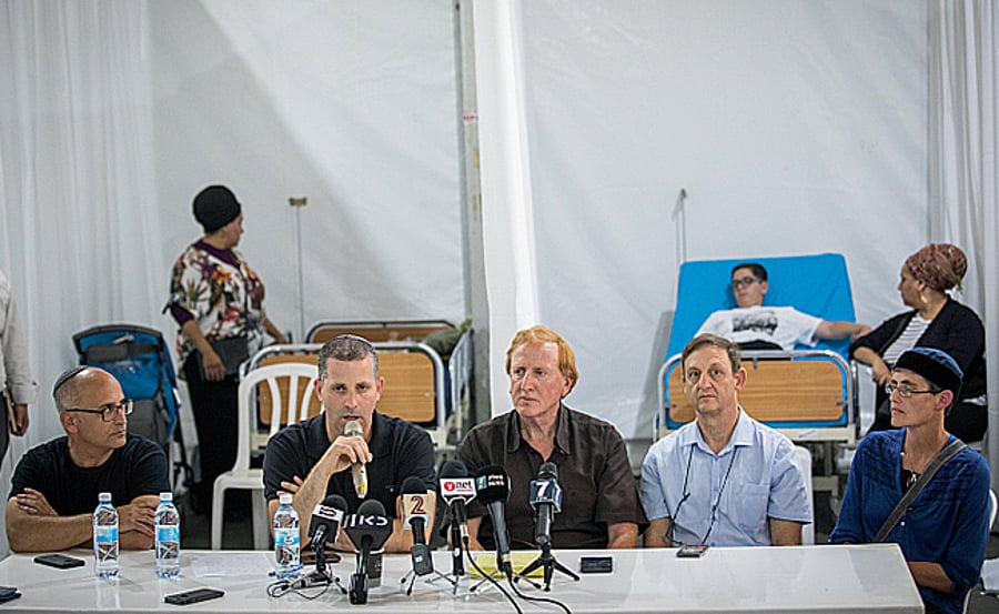 הרופאים במסיבת עיתונאים באוהל בגן סאקר