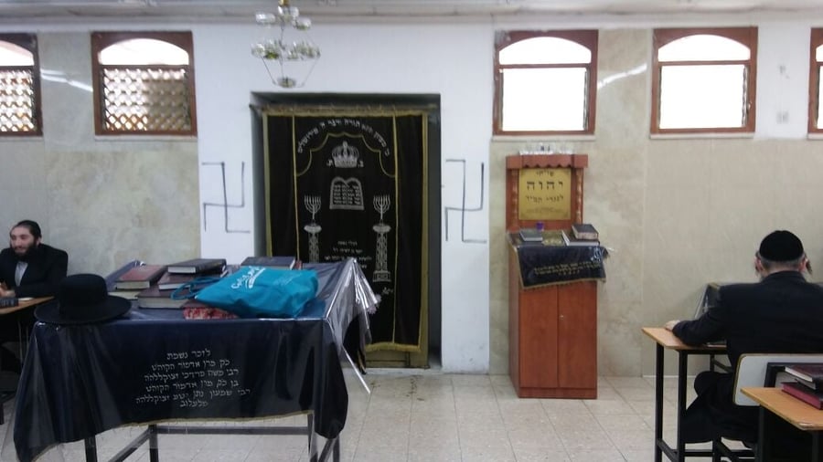 צלבי קרס רוססו על ארון הקודש בבית הכנסת של לעלוב