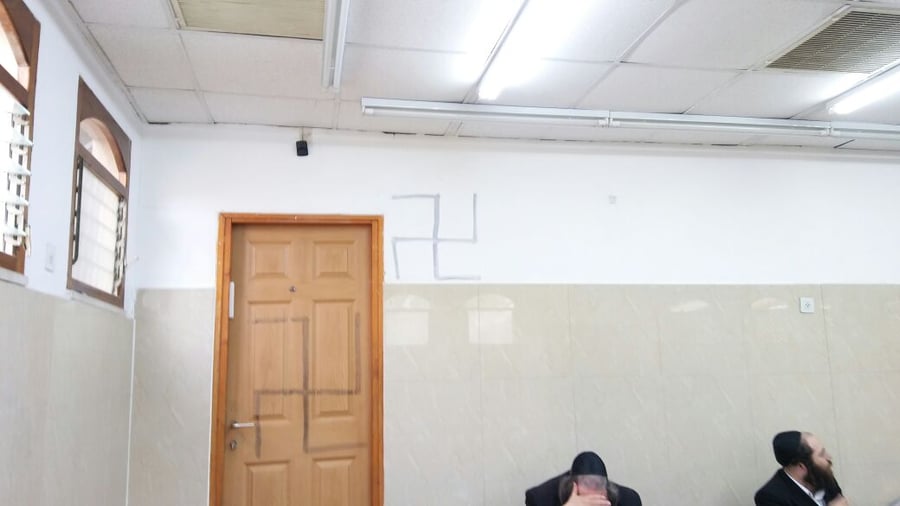 צלבי קרס רוססו על ארון הקודש בבית הכנסת של לעלוב