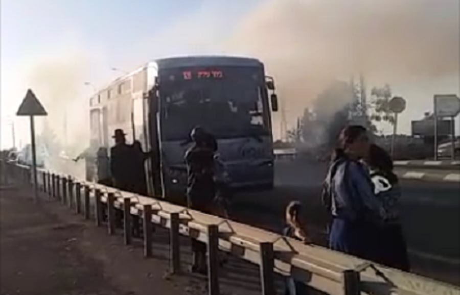 בנס נמנע אסון: אוטובוס עמוס נוסעים עלה בלהבות. צפו