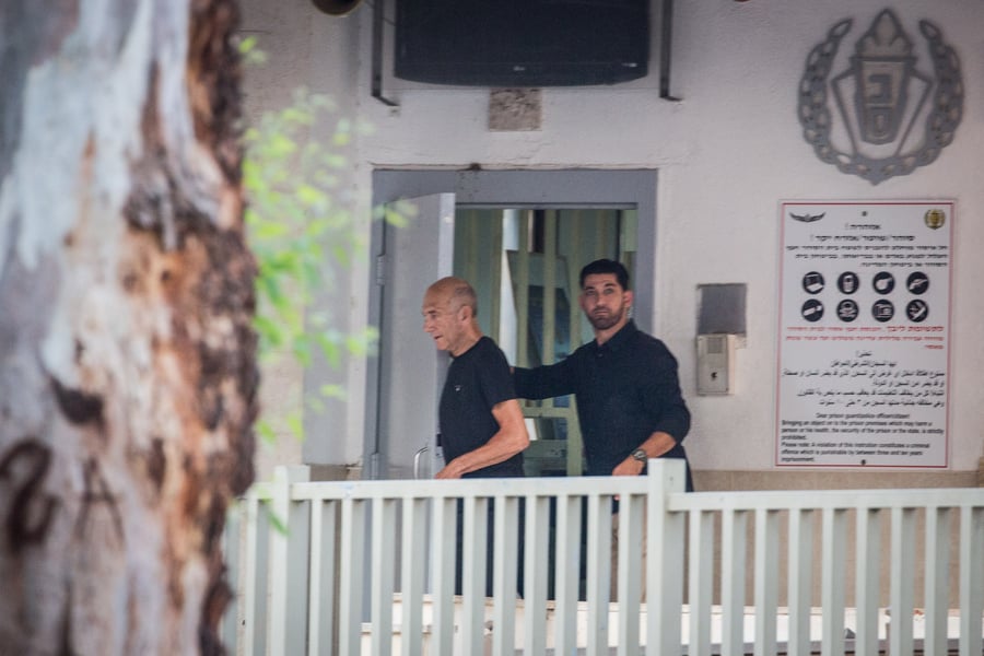 לאחר 16 חודשי מאסר: אהוד אולמרט שוחרר מבית הסוהר