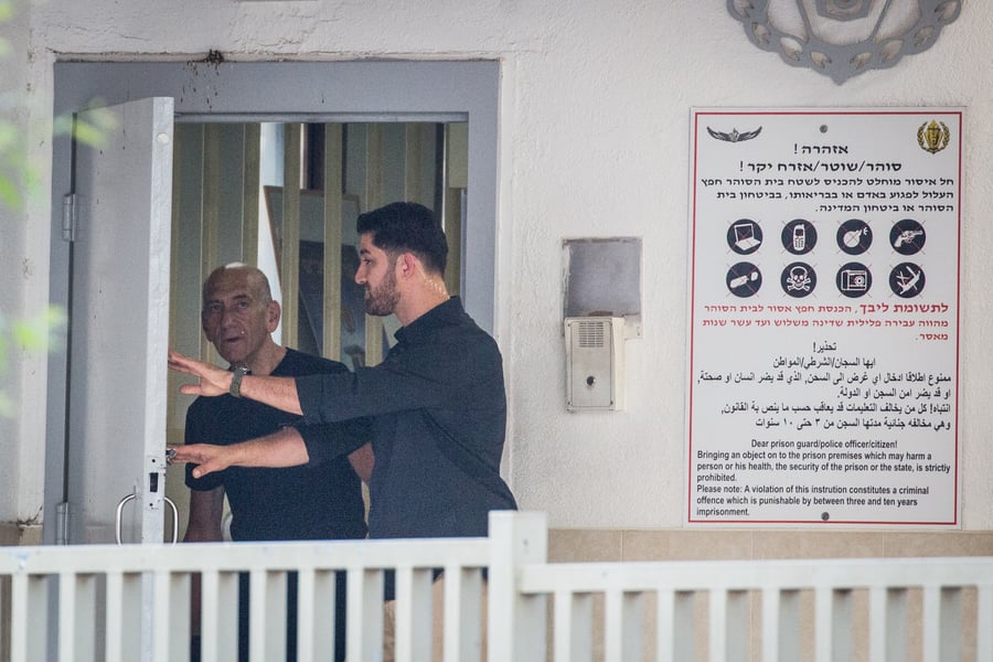 לאחר 16 חודשי מאסר: אהוד אולמרט שוחרר מבית הסוהר