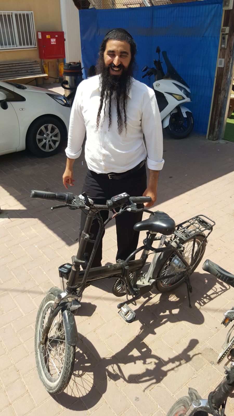 גנב אופניים חשמליים מהתושבים החרדים - כ"תחביב"