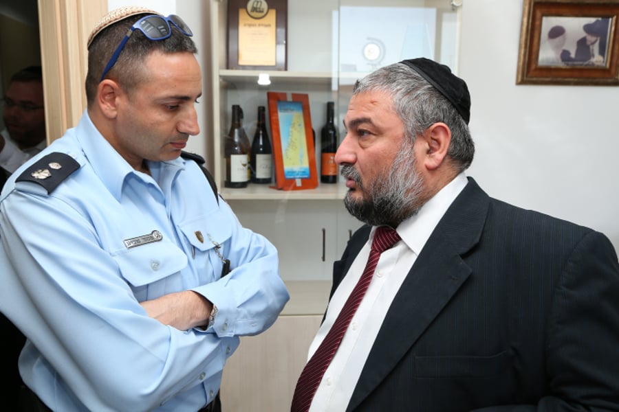 ראש העירייה משה אבוטבול עם מפקד המשטרה המקומית