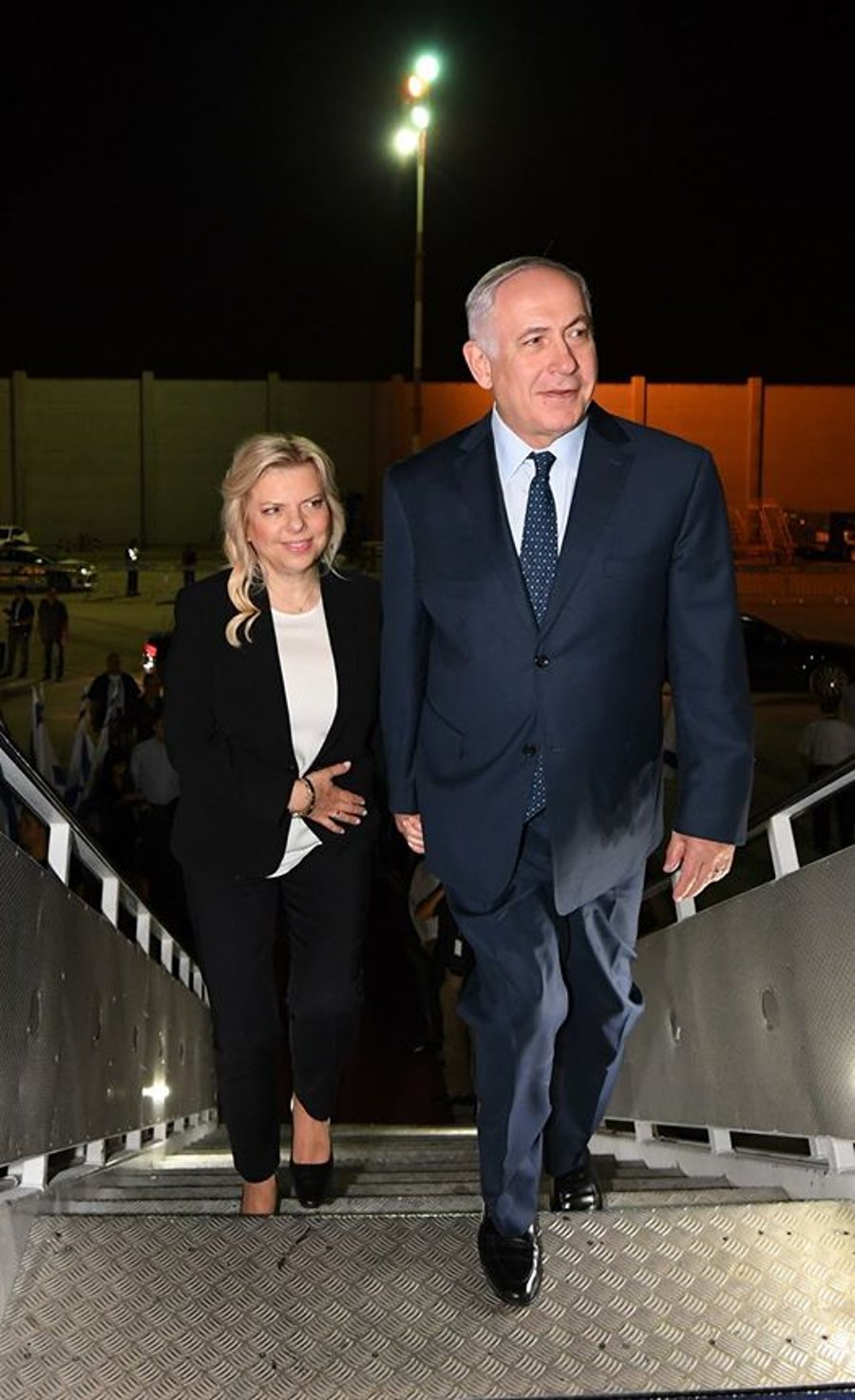 ראש הממשלה ורעייתו עולים למטוס בדרך לפריז, אמש