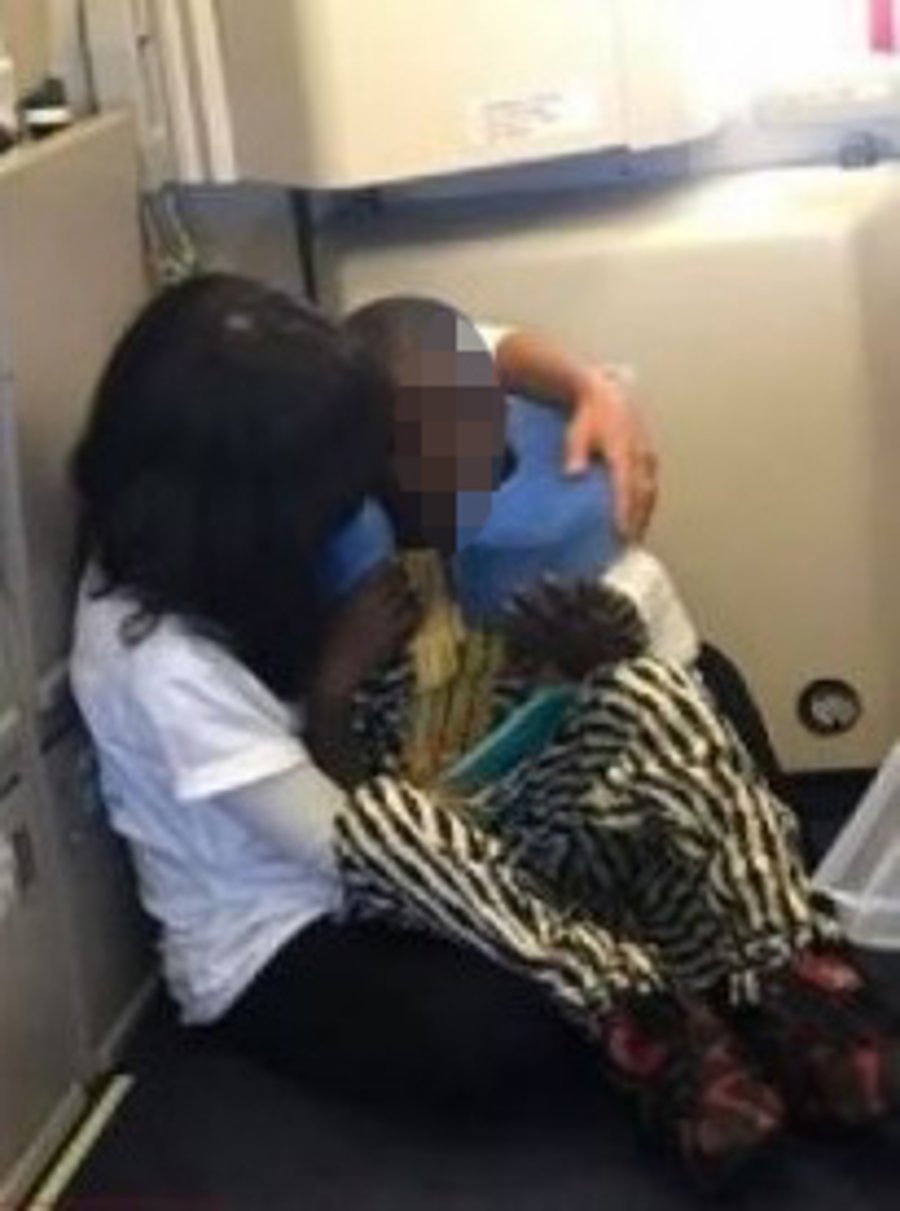 הנוסעים התרגשו: החרדית הרגיעה את הילד האוטיסט שהשתולל במטוס