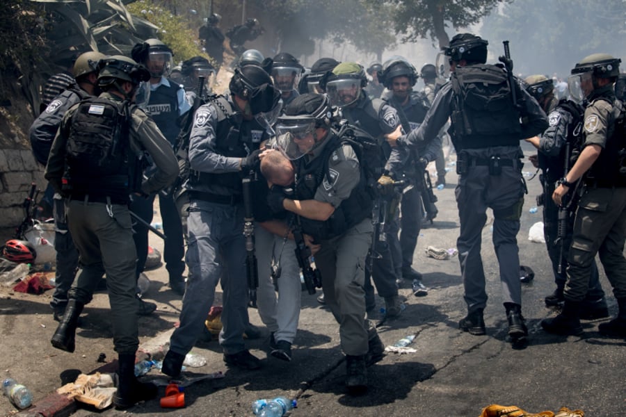 שוטרים עוצרים מתפרע בירושלים
