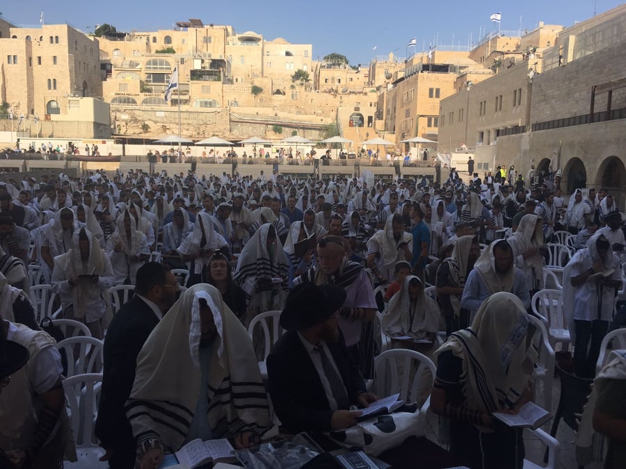 אלפים בכותל המערבי: להצלחת עם ישראל ושמירת קדושת הכותל