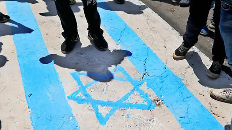בסוכת האבלים בירדן: המנחמים דורכים על דגל ישראל