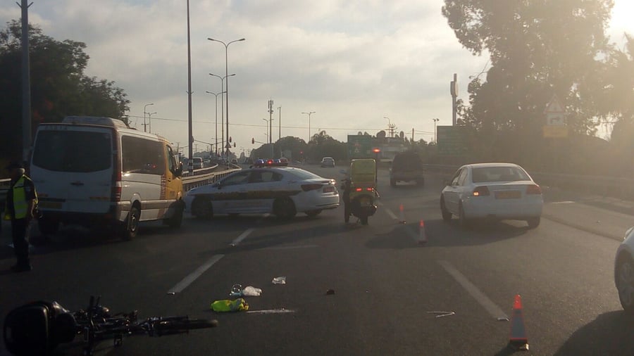 רוכב אופניים חשמליים נהרג מפגיעת מונית