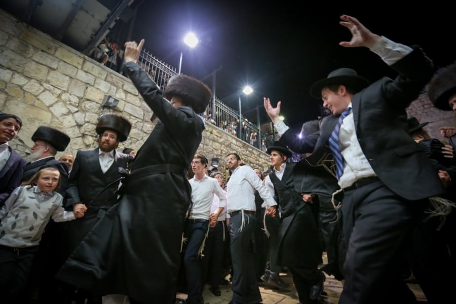 אלפים רקדו במלווה מלכה בציון רבי שמעון בר יוחאי • צפו
