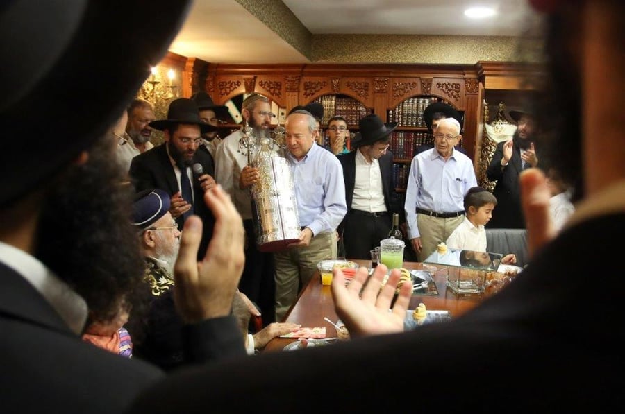 זקן הראשונים לציון חגג הכנסת ספר תורה לביתו
