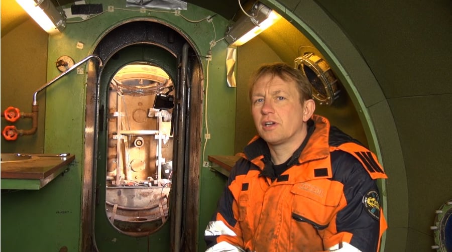 מדסן בתוך הצוללת