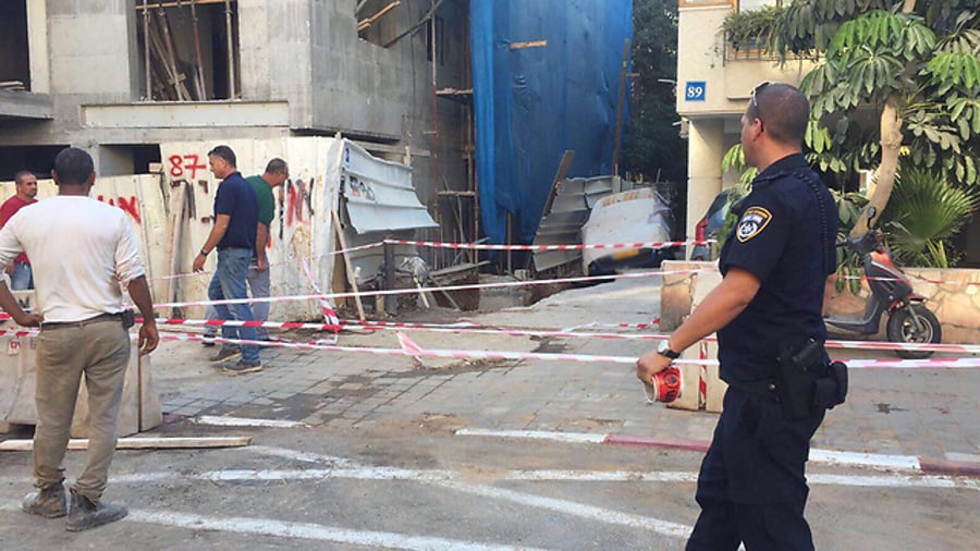 רכב נפל אל בולען שנפער בחצר בית בתל אביב