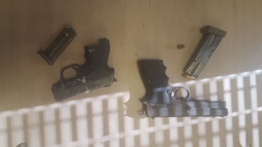 בבית אחד: אקדחים, חימוש, סמים וכספים