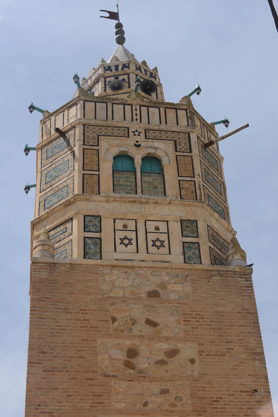 יוצא דופן: המסגד התוניסאי שמעוטר במגני דוד