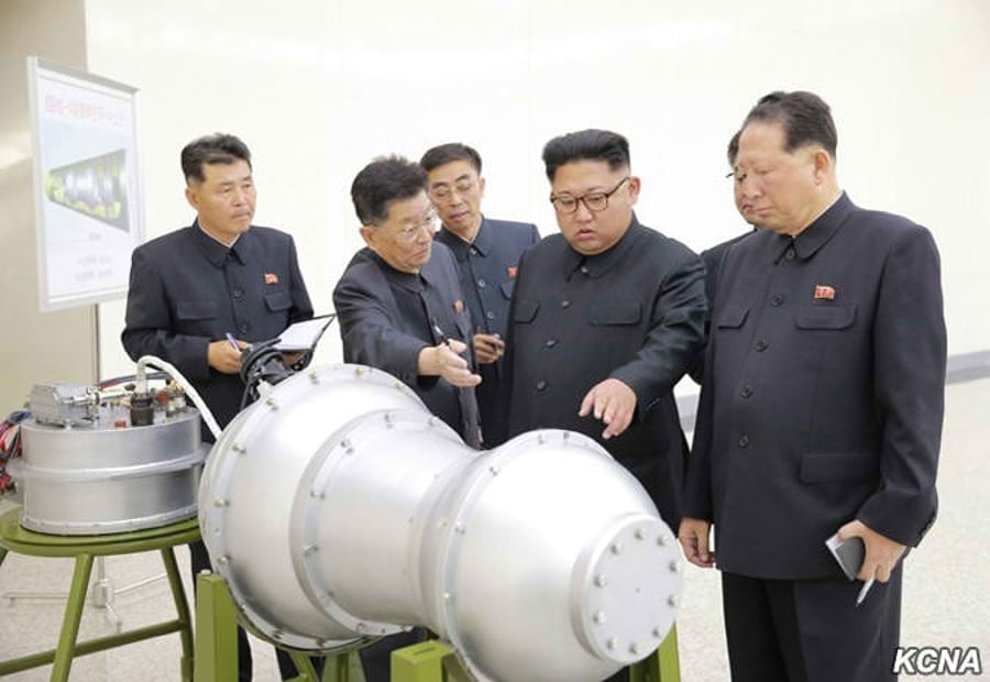 קים ג'ונג און בוחן את הפצצה החדשה במעבדה