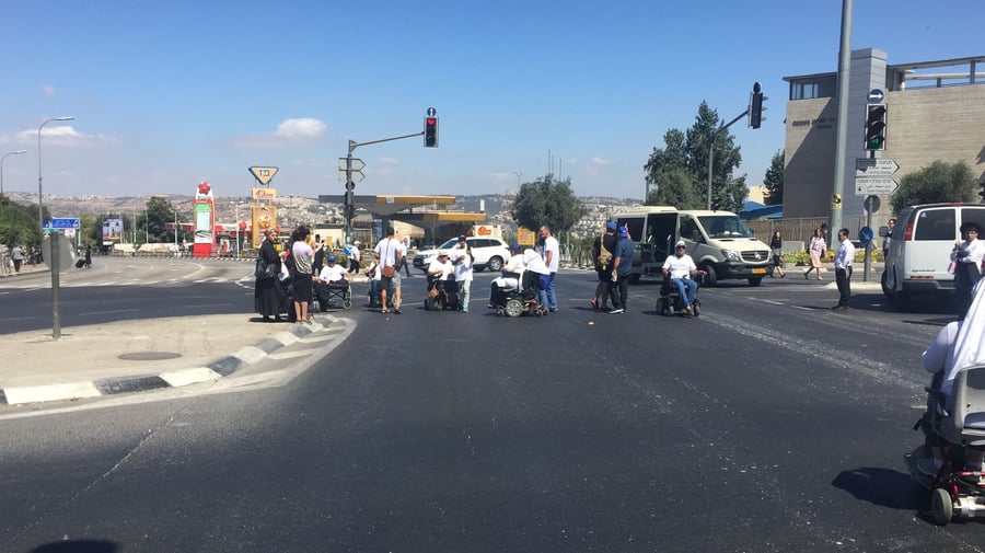 מאבק הנכים: עשרות חסמו את הכניסה לירושלים