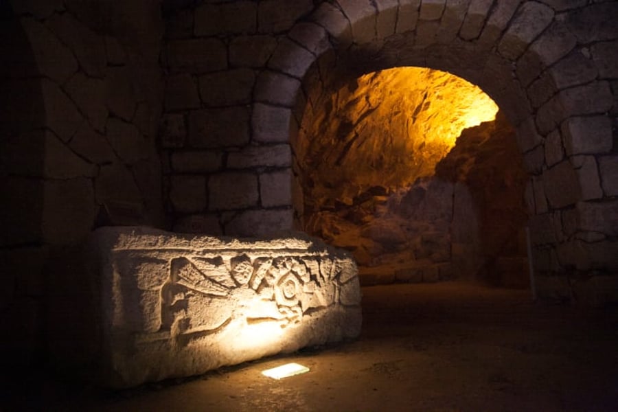 סיור מצולם במערות הקבורה בבית שערים