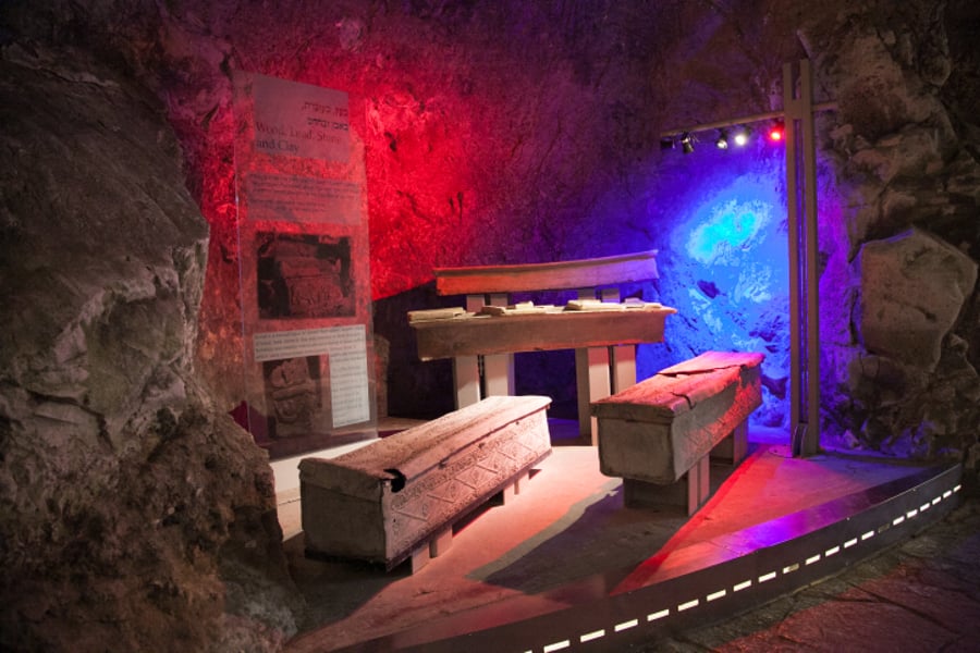 סיור מצולם במערות הקבורה בבית שערים